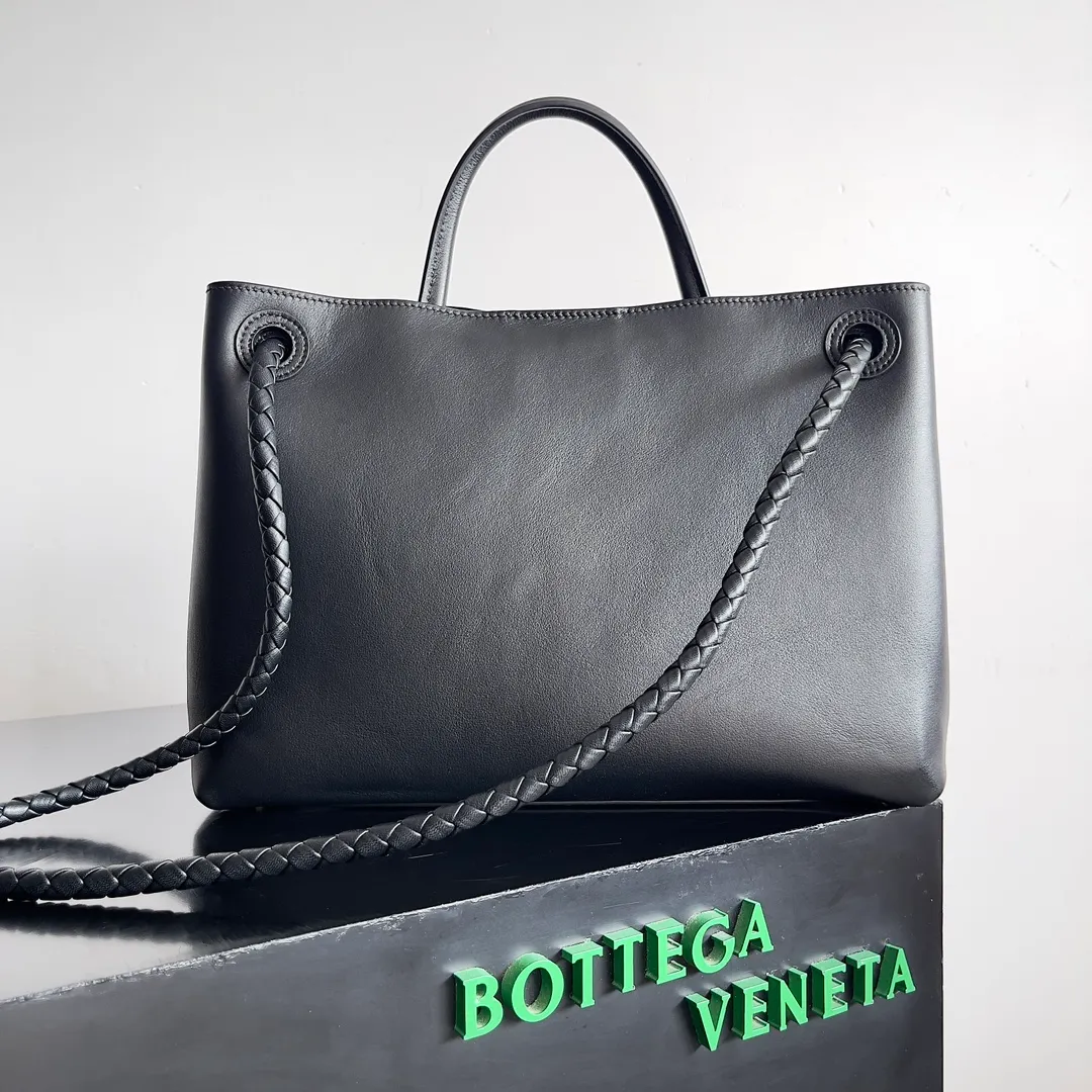 Batch 2560 BV The all-leather Andiamo is new, a very casual splayed buckle bag, which also means that its weight is very light, which greatly reduces our burden when going out for shopping. It can be carried cross-body, hand-held, or carried under the armpit. Taking into account the different backpacking habits of people, the simple design brings us more inspiration. Matched with various keychains and dolls, it will become the finishing touch in the outfit. Medieval style and modern style can also be perfectly blended🫧🫧 Style number: 810214 Size: 32*24*12cm